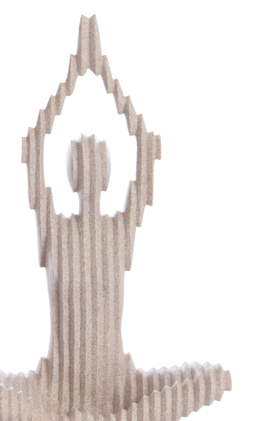Sandfarbenes, geripptes Ornament in Form einer stilisierten Figur mit erhobenen Armen, frontal betrachtet.