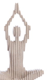 Sandfarbenes, geripptes Ornament in Form einer stilisierten Figur mit erhobenen Armen, frontal betrachtet.