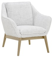 Moderner Sessel mit hellgrauem Stoffbezug und Holzbeinen, seitliche Perspektive