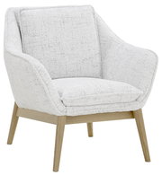 Moderner Sessel mit hellgrauem Stoffbezug und Holzbeinen, seitliche Perspektive