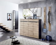 Moderner Eingangsbereich mit einem XL-Schuh- und Garderobenschrank in Holzoptik, flankiert von zwei schmalen Garderobenpaneelen. Perspektive von vorne.