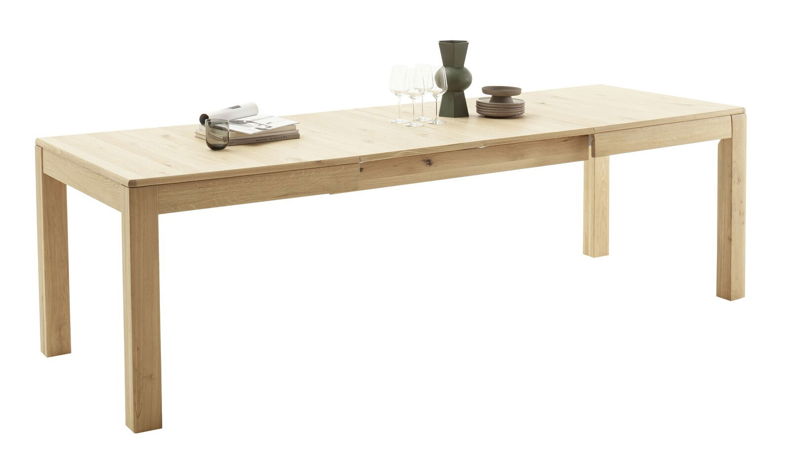 Langer Esstisch aus hellem Holz mit Dekoration, seitliche Perspektive