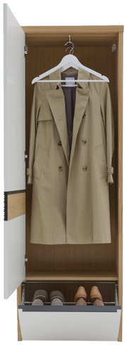 Offener Kleiderschrank mit weißer Tür und Holzinnenraum, darin ein beiger Trenchcoat auf weißem Kleiderbügel; unten ein ausgezogener Schuhschub mit Schuhen, Frontalansicht.