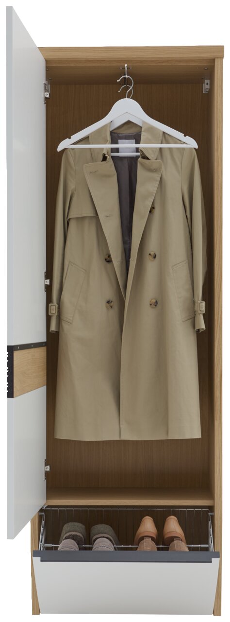 Open kledingkast met witte deur en houten binnenkant, met daarin een beige trenchcoat aan een witte kleerhanger; onderaan een uitgetrokken schoenenlade met schoenen, vooraanzicht.