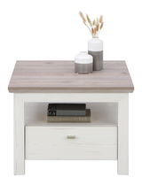 Beistelltisch CAMRON aus Holz mit einer Schublade und einem offenen Fach, darauf zwei dekorative Vasen, Frontalansicht