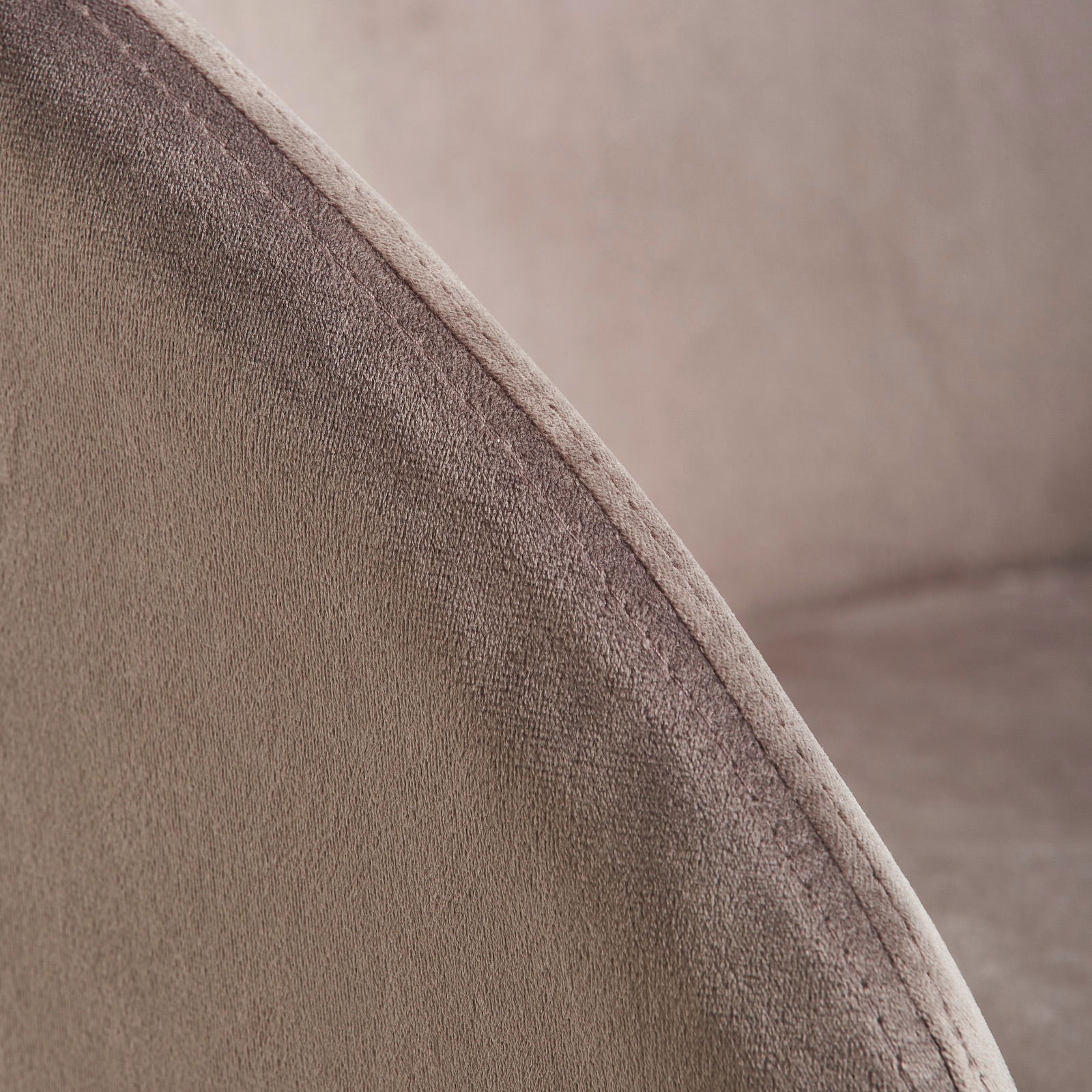 Nahaufnahme der Naht und Textur eines Sessels aus der Serie SUNNY von Livetastic, seitliche Perspektive