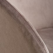 Nahaufnahme der Naht und Textur eines Sessels aus der Serie SUNNY von Livetastic, seitliche Perspektive