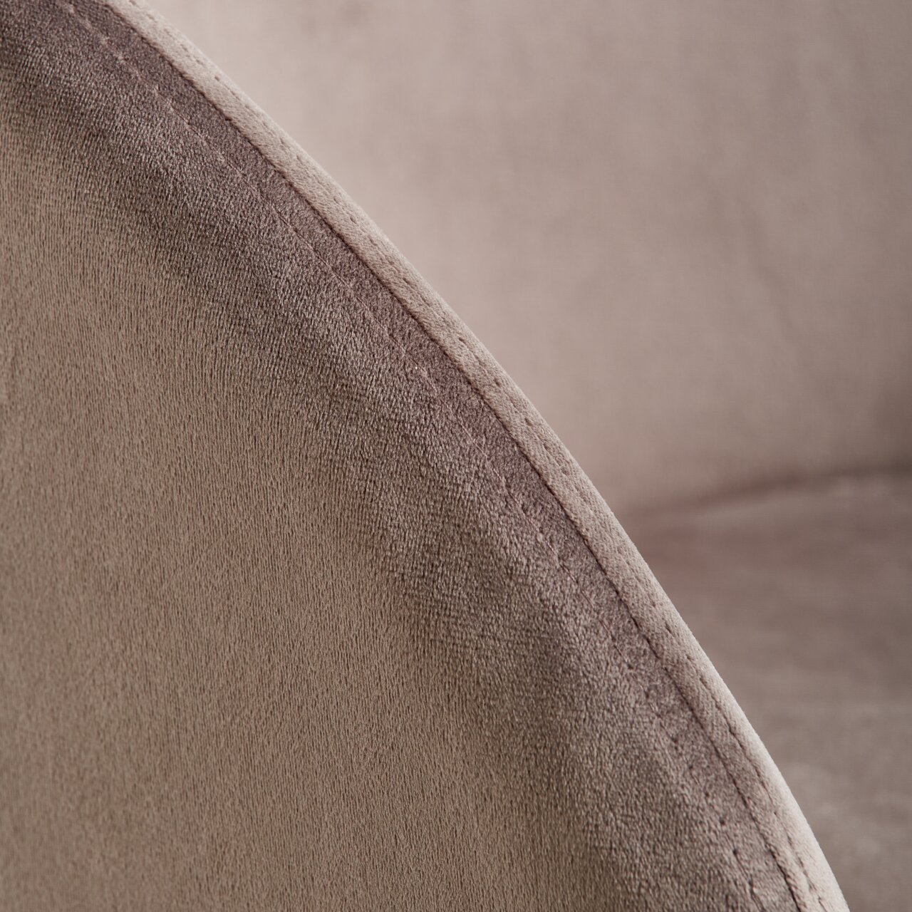 Nahaufnahme der Naht und Textur eines Sessels aus der Serie SUNNY von Livetastic, seitliche Perspektive