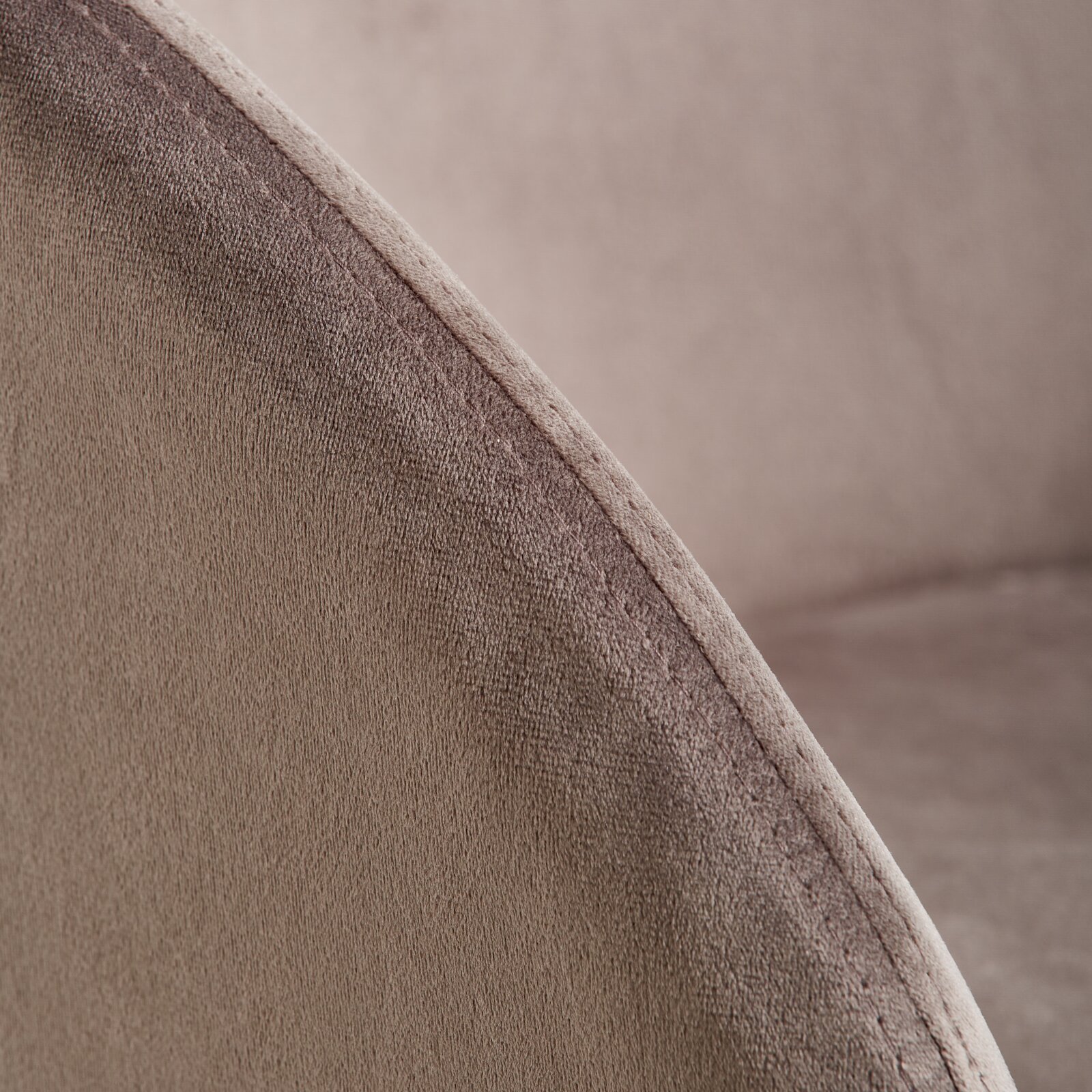 Close-up van de stiksels en textuur van een fauteuil uit de SUNNY-serie van Livetastic, gezien vanaf de zijkant