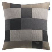 JOOP! J!Mosaic Zierkissenhülle in einem modernen Karomuster aus verschiedenen Grautönen, frontal abgebildet.