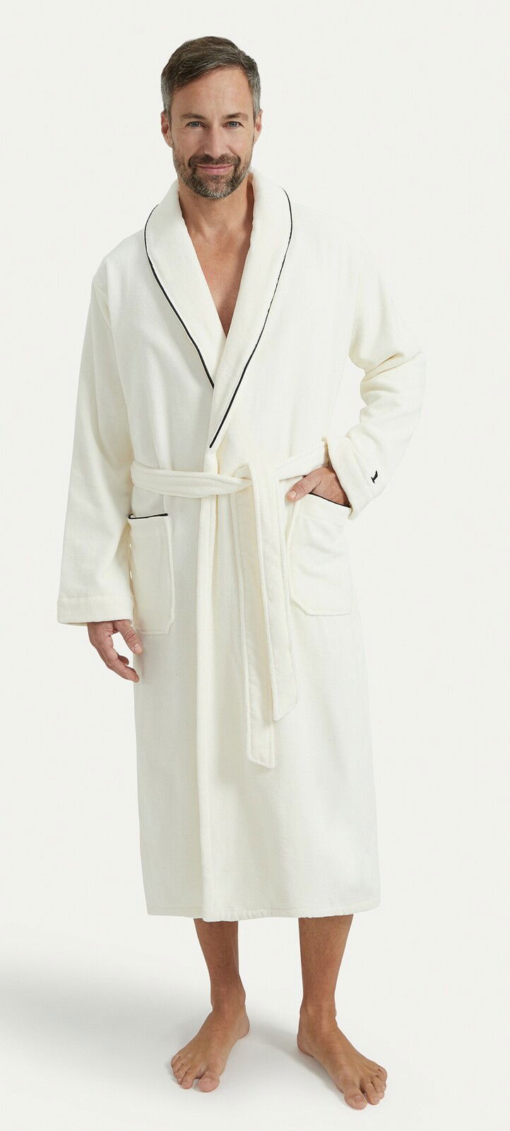 Mann in einem weißen Bademantel mit Schalkragen, Vorderansicht