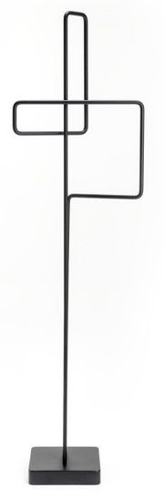 Moderner schwarzer Herrendiener aus Metall mit minimalistischer Form, frontal abgebildet.