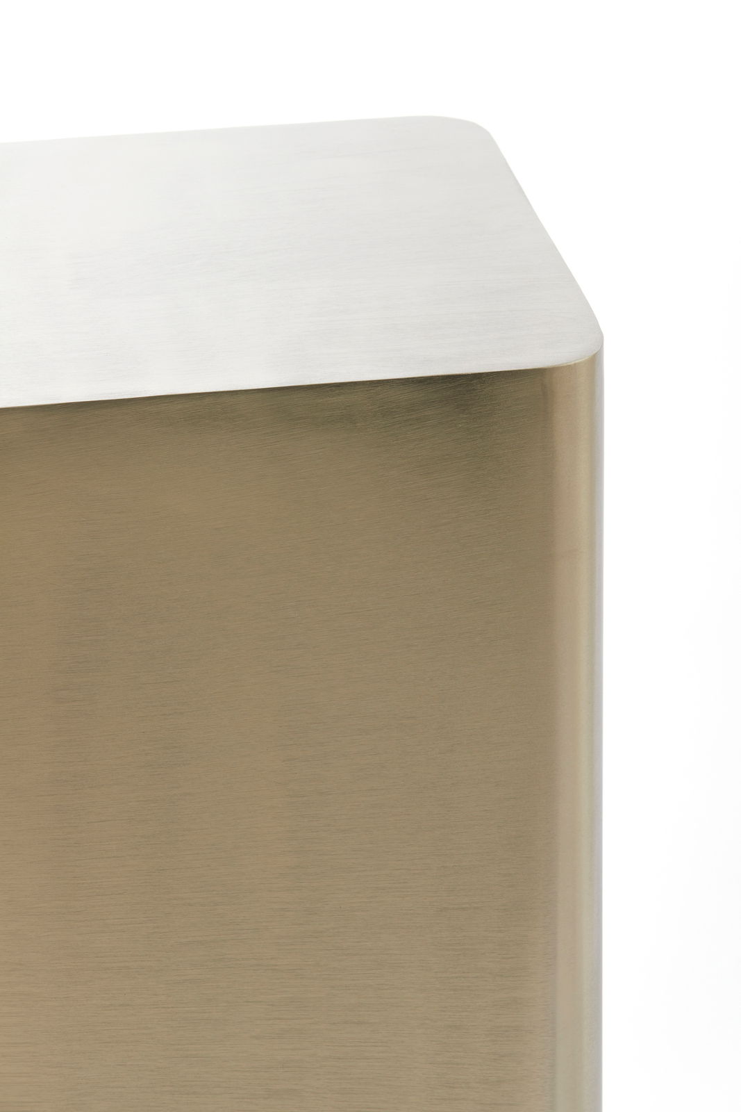 Nahaufnahme einer modernen, rechteckigen Säule mit abgerundeten Ecken in metallischer Optik, seitliche Perspektive.