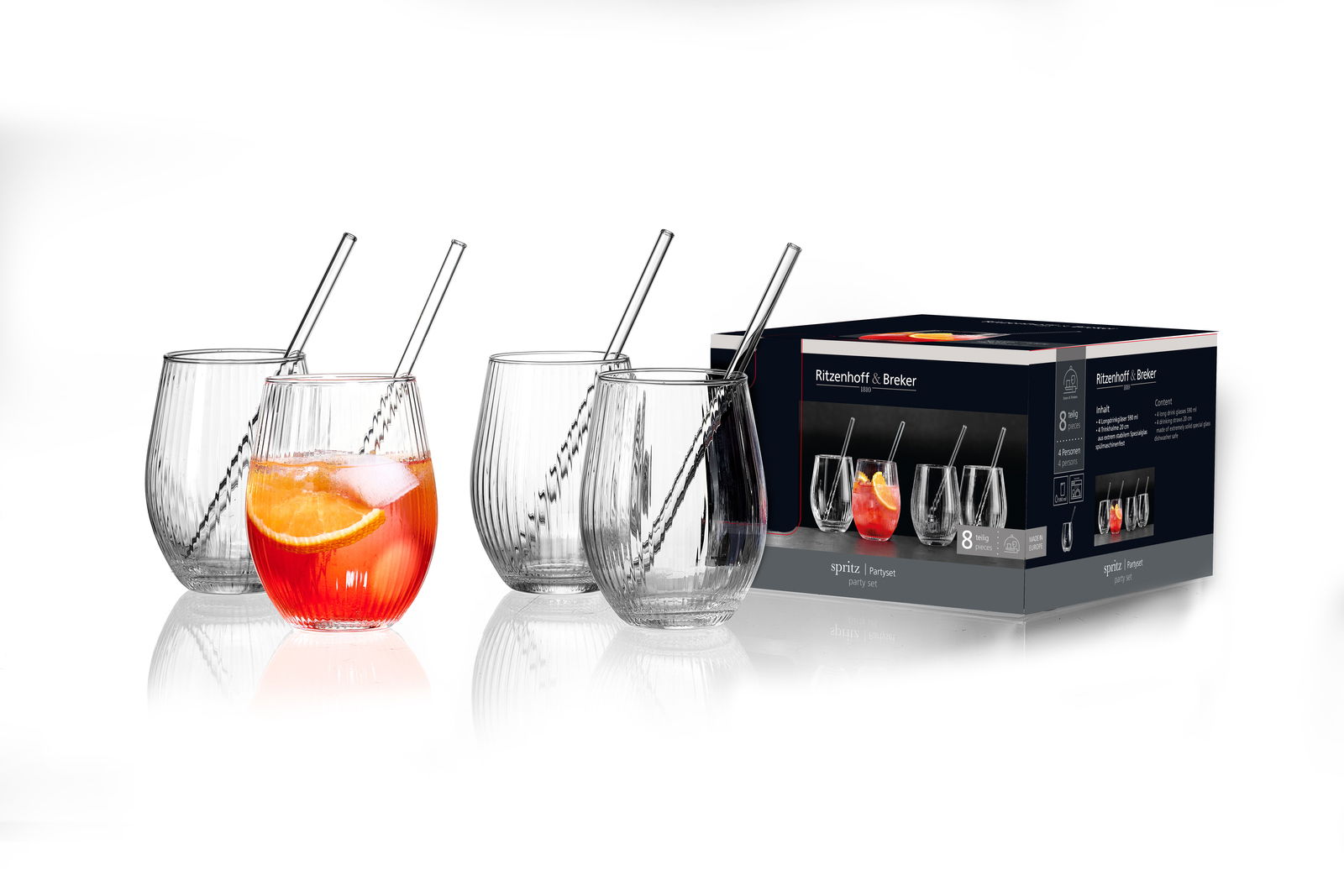 Partyset mit vier gläsernen Bechern und Trinkhalmen, eine Becher mit Getränk und Orangenscheibe, seitliche Perspektive