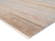 Designer Teppich in Erdtönen mit geometrischem Muster, seitliche Perspektive