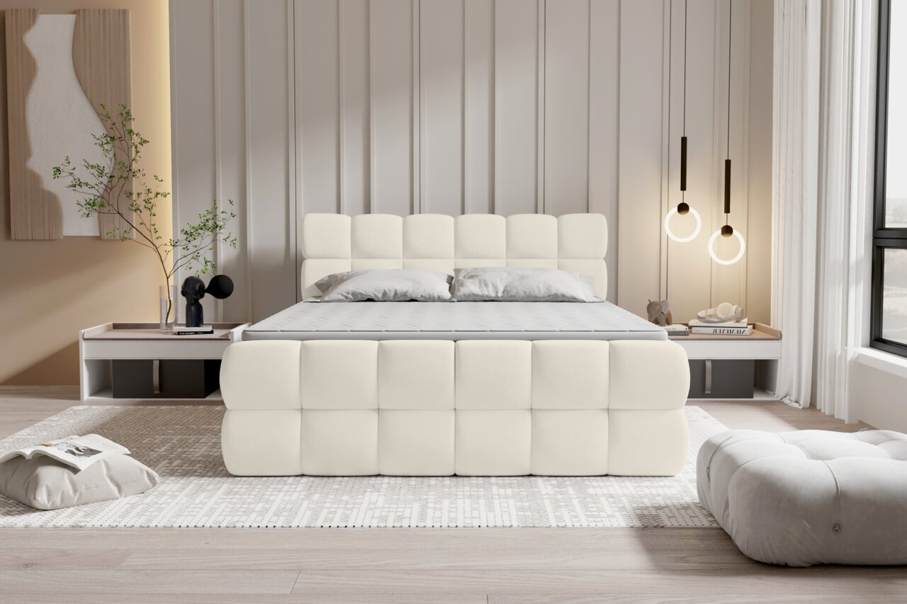 Modernes, gepolstertes Polsterbett in Cremeweiß mit quadratischer Steppung und hohem Kopfteil im minimalistischen Schlafzimmer, frontale Perspektive