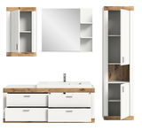 Moderne Badkombination in Weiß mit Holzdetails, bestehend aus einem Waschbeckenunterschrank mit Schubladen, einem Spiegel mit seitlichen Regalen und zwei Hängeschränken. Frontalansicht.