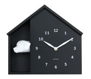 Schwarze Wanduhr in Hausform mit weißem Hundekopf, frontal betrachtet.