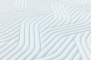 Nahaufnahme eines Tempur Topper Firm PRO PLUS SMARTCOOL mit gestepptem Muster in diagonaler Perspektive.
