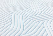 Nahaufnahme eines Tempur Topper Firm PRO PLUS SMARTCOOL mit gestepptem Muster in diagonaler Perspektive.