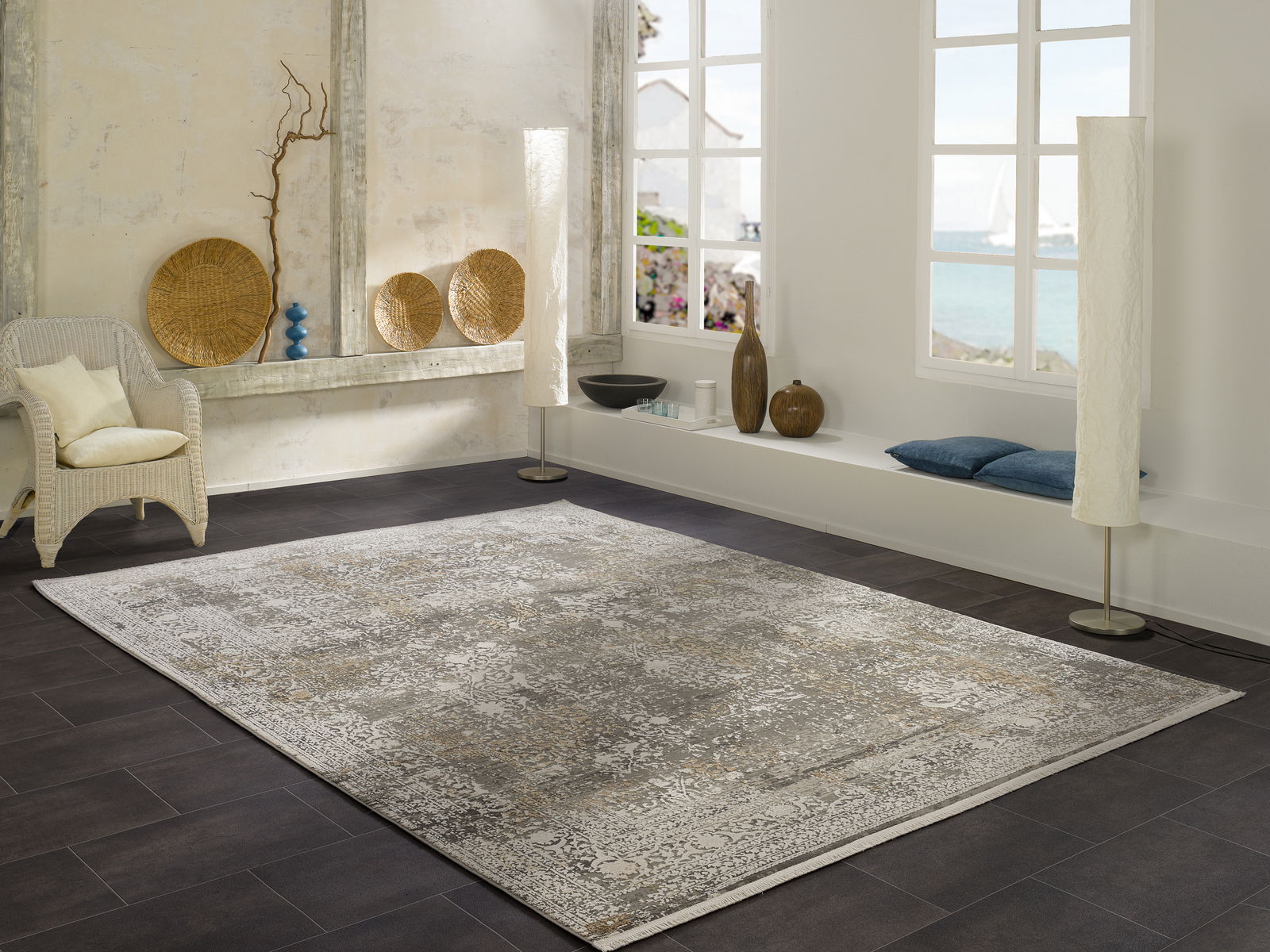 Designer Teppich in einem stilvollen Wohnzimmer mit Blick auf das Meer, dekoriert mit modernen Möbeln und Accessoires, aus der Vogelperspektive.