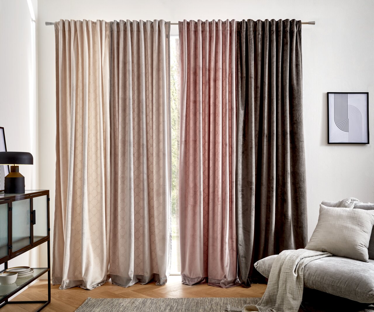 JOOP! Dekoschal J!IMPRESS Vier farbige Vorhänge in Beige, Rosa und Grau hängen in einem modernen Wohnzimmer. Perspektive von vorne.