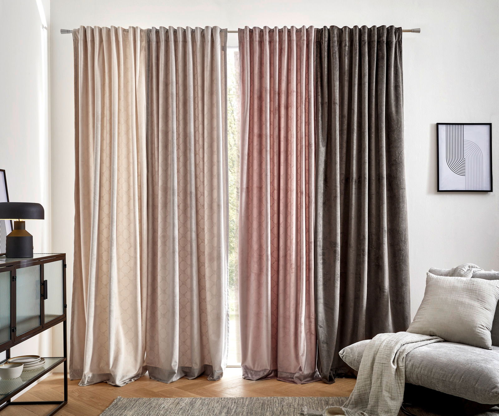 Vier farbige Vorhänge in Beige, Rosa und Grau hängen in einem modernen Wohnzimmer. Perspektive von vorne.