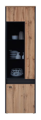 Vitrine aus Holz mit Glasfront, gefüllt mit dekorativen Objekten, frontal betrachtet.