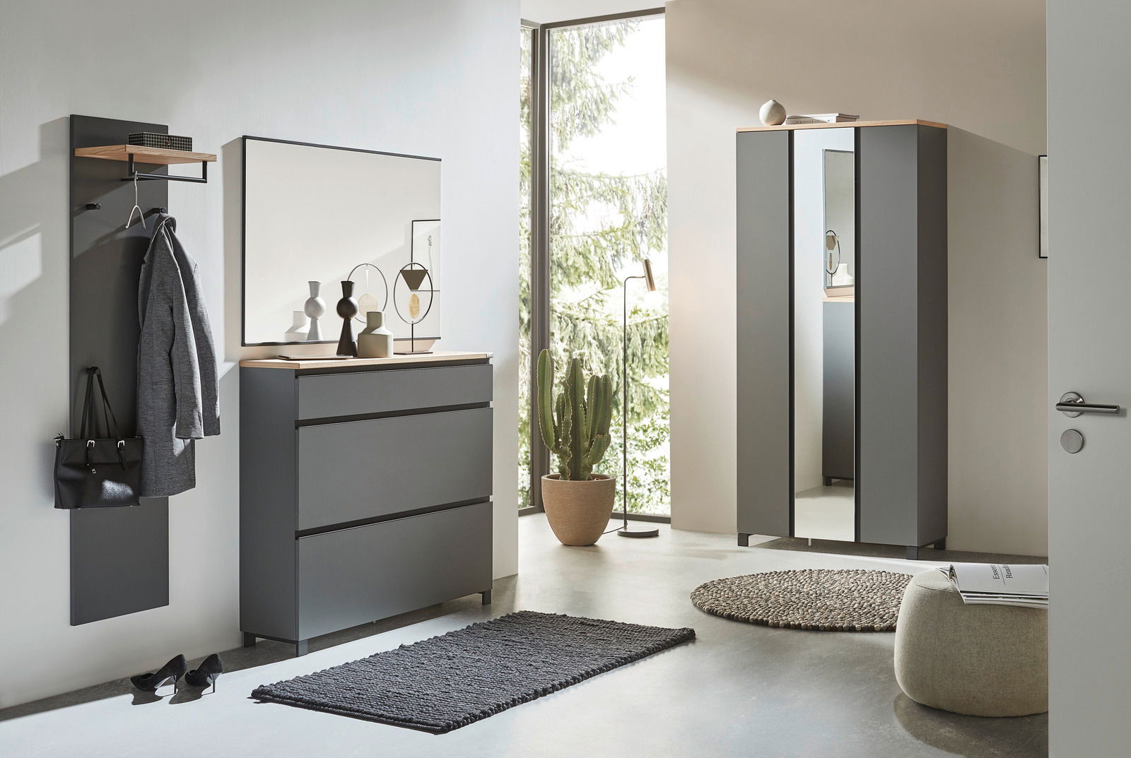 Moderne Garderobeneinrichtung mit Schuhschrank, Spiegel und Garderobenpaneel in einer hellen, minimalistischen Umgebung. Perspektive von vorne.