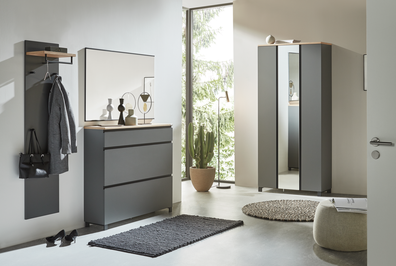 Dieter Knoll Garderobenpaneel SORRENT Moderne Garderobeneinrichtung mit Schuhschrank, Spiegel und Garderobenpaneel in einer hellen, minimalistischen Umgebung. Perspektive von vorne.