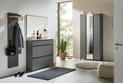 Moderne Garderobeneinrichtung mit Schuhschrank, Spiegel und Garderobenpaneel in einer hellen, minimalistischen Umgebung. Perspektive von vorne.