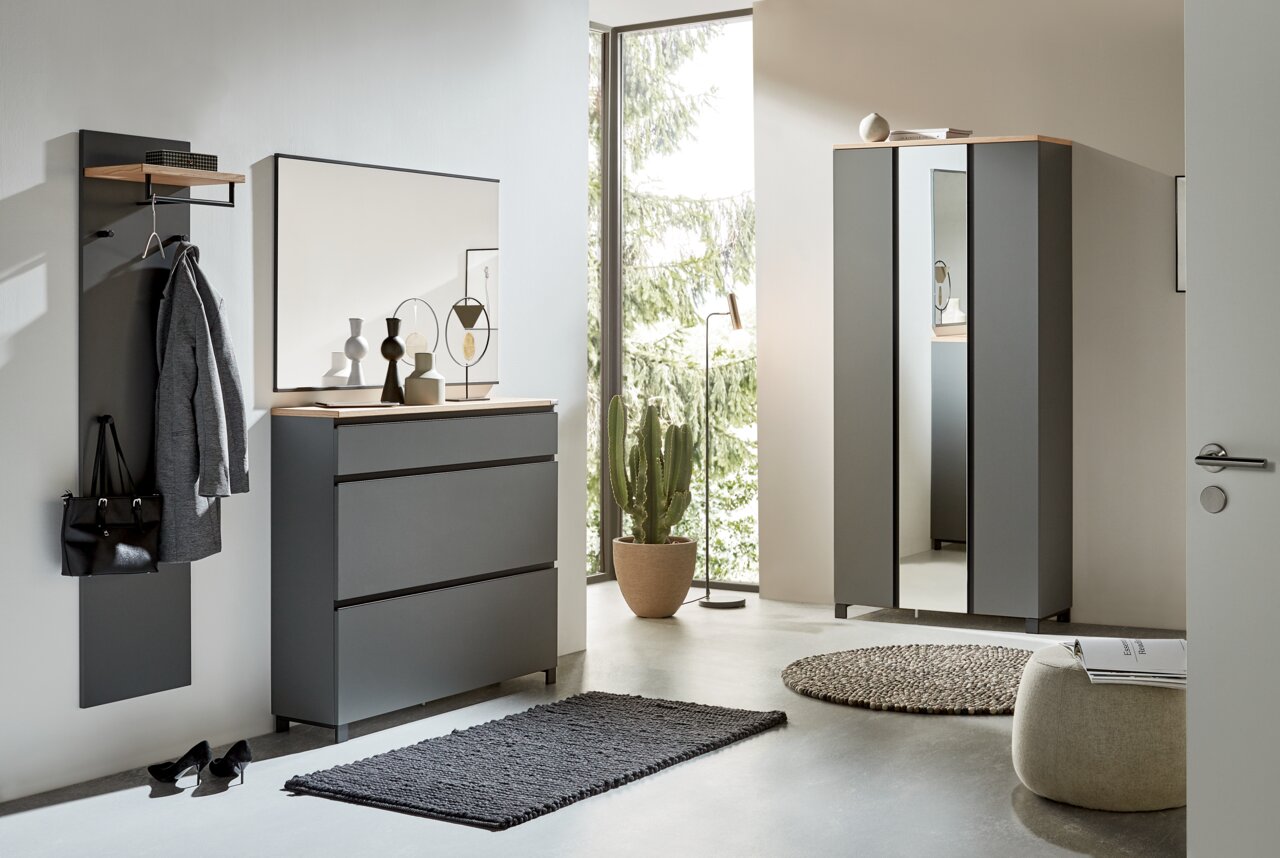 Moderne Garderobeneinrichtung mit Schuhschrank, Spiegel und Garderobenpaneel in einer hellen, minimalistischen Umgebung. Perspektive von vorne.