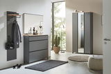 Moderne Garderobeneinrichtung mit Schuhschrank, Spiegel und Garderobenpaneel in einer hellen, minimalistischen Umgebung. Perspektive von vorne.