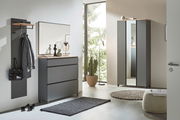 Moderne Garderobeneinrichtung mit Schuhschrank, Spiegel und Garderobenpaneel in einer hellen, minimalistischen Umgebung. Perspektive von vorne.