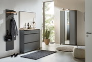 Moderne Garderobeneinrichtung mit Schuhschrank, Spiegel und Garderobenpaneel in einer hellen, minimalistischen Umgebung. Perspektive von vorne.