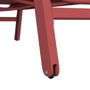 Nahaufnahme eines roten Sonnenliegenbeins mit Rad, seitliche Perspektive