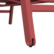 Nahaufnahme eines roten Sonnenliegenbeins mit Rad, seitliche Perspektive