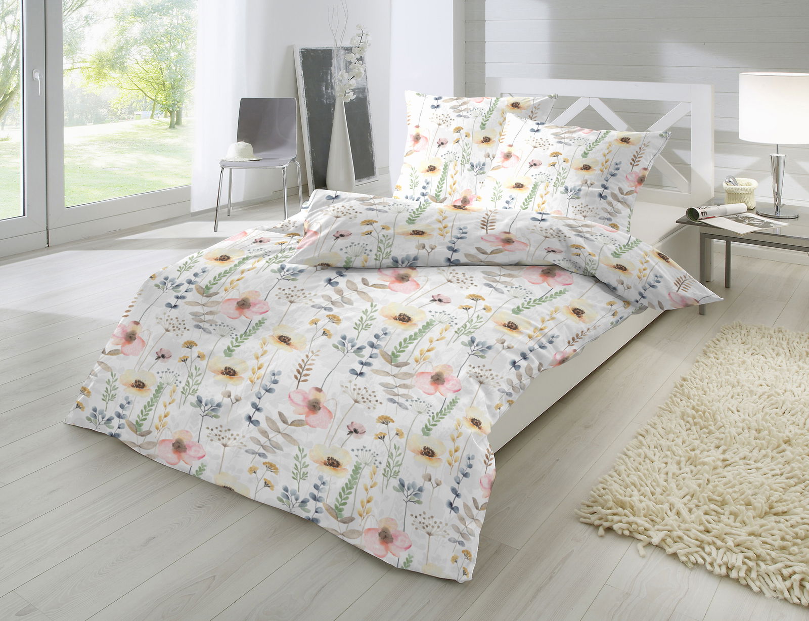 Bettwäsche-Set mit floralem Muster in einem hellen, modernen Schlafzimmer, seitliche Perspektive