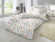 Bettwäsche-Set mit floralem Muster in einem hellen, modernen Schlafzimmer, seitliche Perspektive