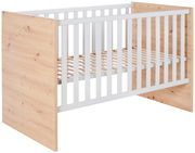 Babybett aus Holz mit weißen Gitterstäben, seitliche Perspektive