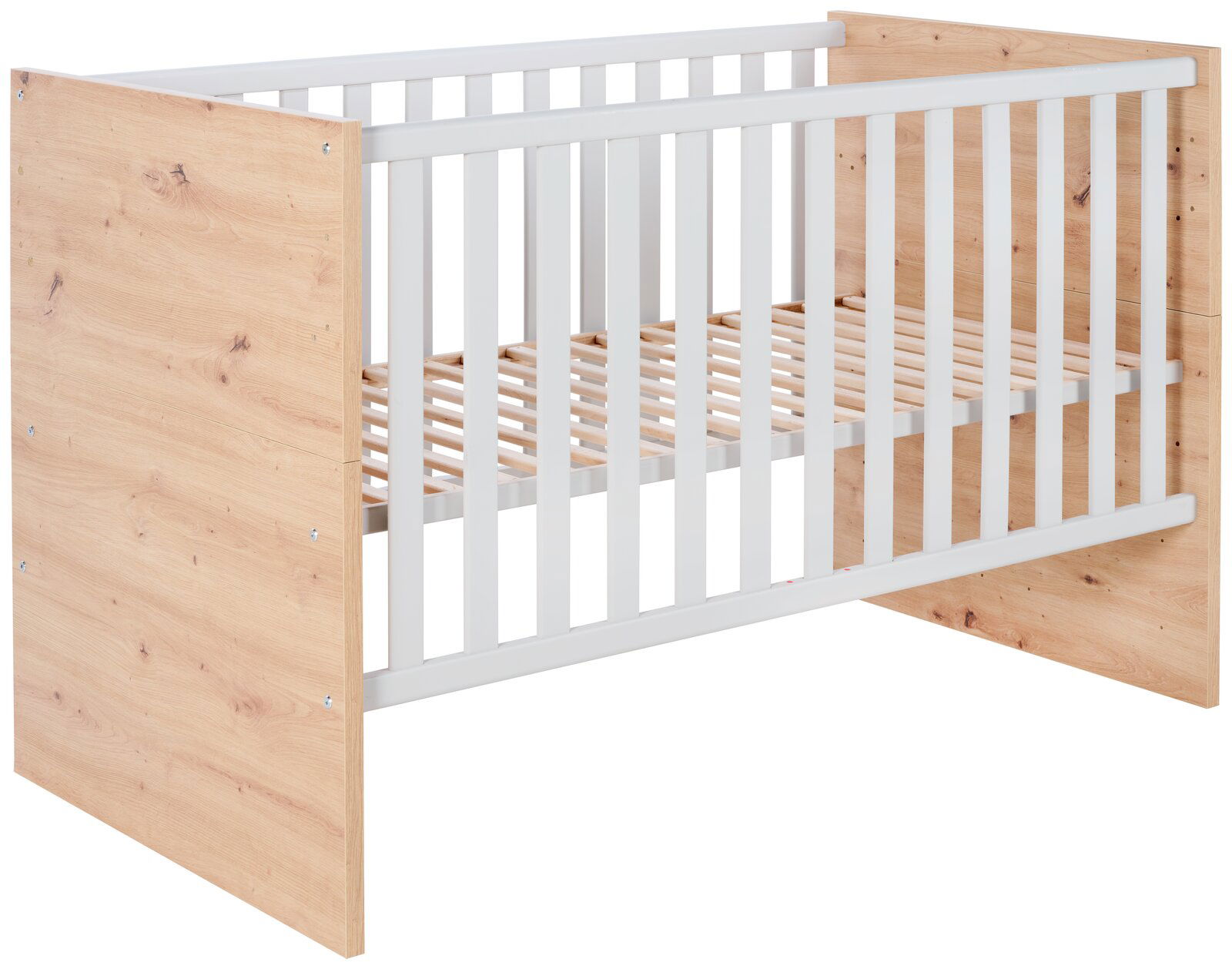 Babybett aus Holz mit weißen Gitterstäben, seitliche Perspektive