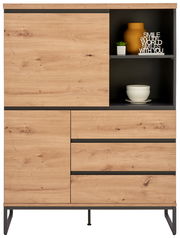 Frontansicht eines modernen Highboards aus Holz mit offenen und geschlossenen Fächern, dekoriert mit einer Vase, einer Pflanze und einer Schale.