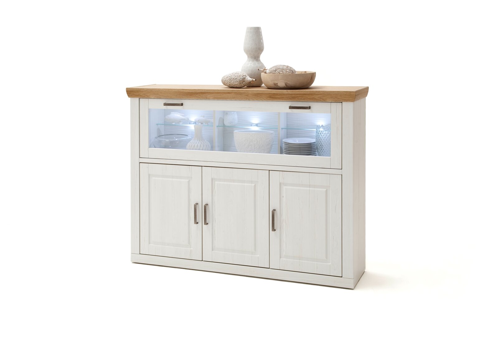 Wit dressoir in landhuisstijl met een blad in eikenlook, een bovenste glazen vak met ledverlichting en drie deuren, vrijstaand tegen een witte achtergrond, vooraanzicht.