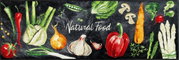 Teppich mit bunten Gemüsemotiven und dem Schriftzug 'Natural Food', aus der Vogelperspektive betrachtet.