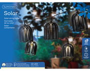 Solarbetriebene Lichterkette mit 10 LED-Lampen in dekorativen schwarzen Käfigen, aufgehängt in einem Garten bei Dämmerung, seitliche Perspektive.