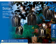 Solarbetriebene Lichterkette mit 10 LED-Lampen in dekorativen schwarzen Käfigen, aufgehängt in einem Garten bei Dämmerung, seitliche Perspektive.