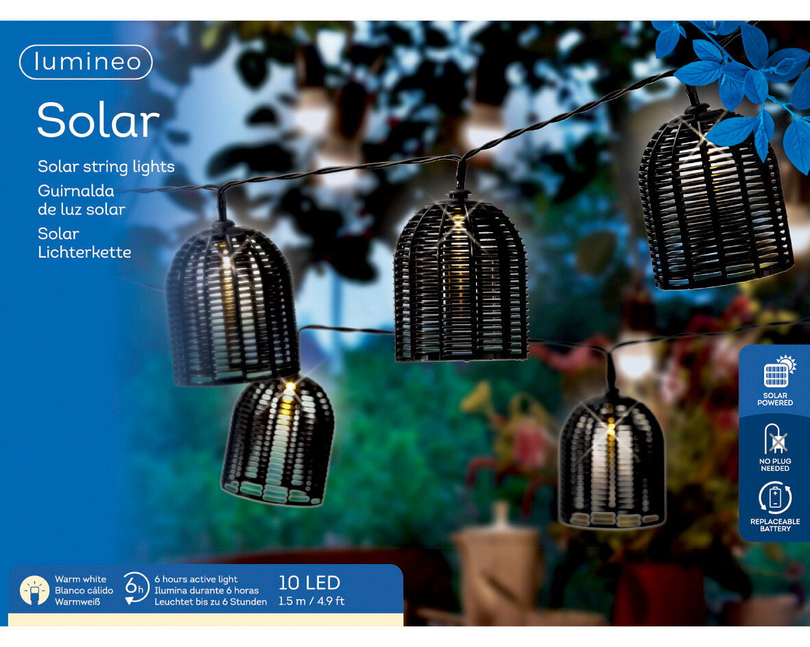 Solarbetriebene Lichterkette mit 10 LED-Lampen in dekorativen schwarzen Käfigen, aufgehängt in einem Garten bei Dämmerung, seitliche Perspektive.