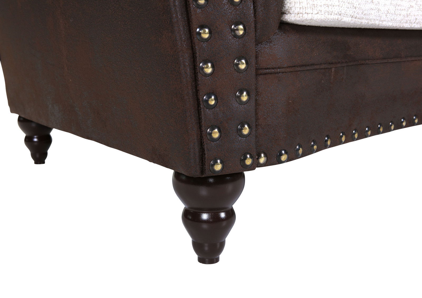 Nahaufnahme eines braunen Sofafußes mit Nietenverzierung, Perspektive von unten.