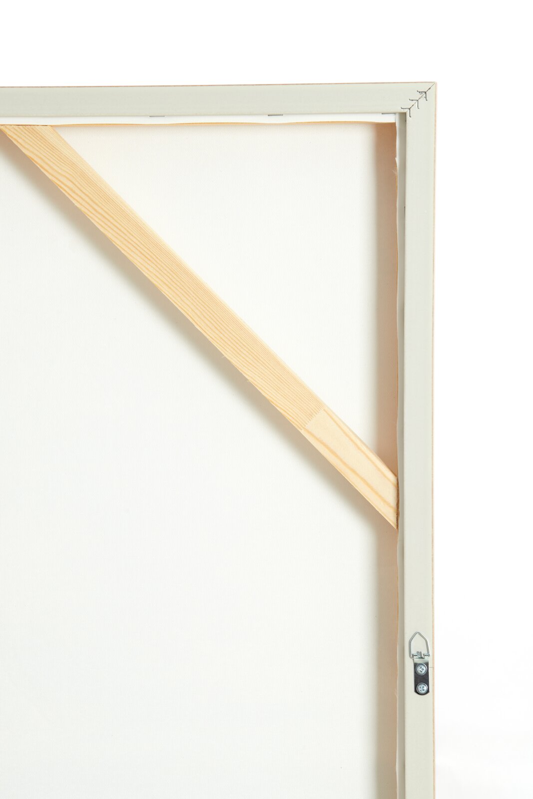 Achteraanzicht van een opgespannen wit canvas in een witte houten lijst, met diagonale houten verstevigingslat en metalen ophanghaak