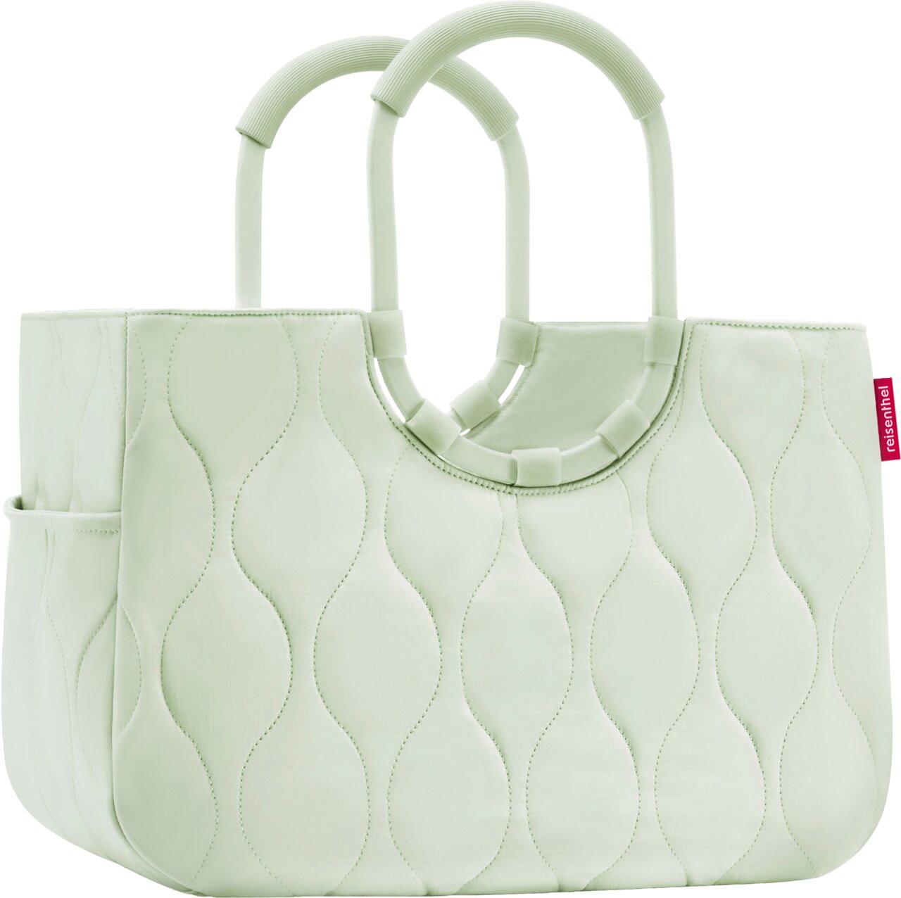 Hellgrüne, gesteppte Shopper-Tasche mit zwei Tragegriffen und rotem seitlichem Logo-Label, freigestellt in frontaler Ansicht (leicht von oben).
